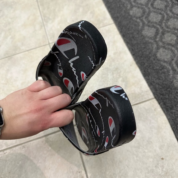 Boys champion slides size 6 - Picture 6 of 7